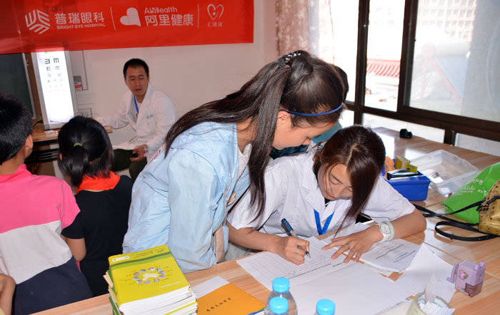 愛眼日:“為近視孩子擦亮眼睛”公益行