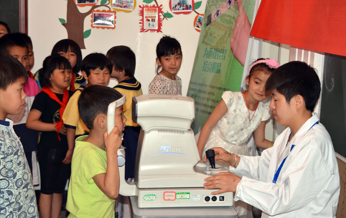 愛眼日:“為近視孩子擦亮眼睛”公益行