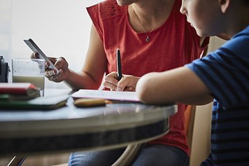 十個(gè)老師八個(gè)要求手機(jī)上做作業(yè)，對(duì)孩子眼睛好嗎？