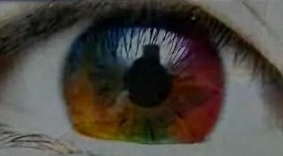 小心彩色隱形眼鏡，“霉”了瞳