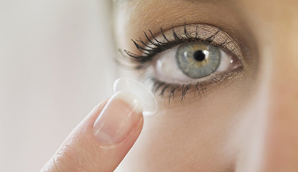 戴隱形眼鏡眼睛干澀怎么辦？