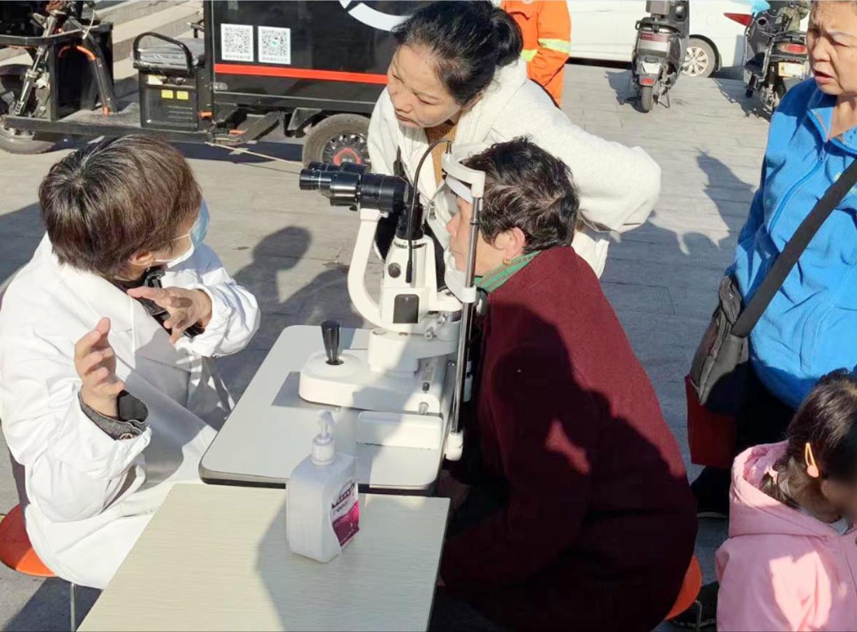 攜手為重陽，“義診獻愛心，義演暖人心”普瑞走進敬老院