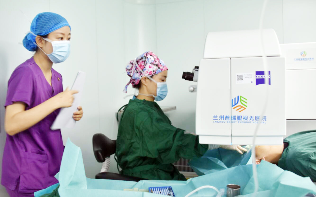 蘭州寒假摘鏡總動員，雙眼近視眼手術30秒后看清